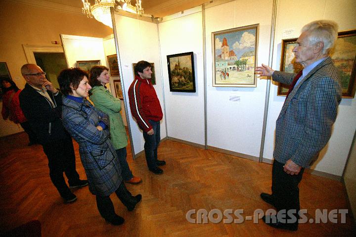 2008.09.27_22.00.03.JPG - Herr Franz Grubbauer f�hrt durch die Gem�ldeausstellung mit alten Haager Ansichten im Pfarrhof.
