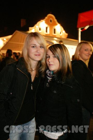 2008.09.27_22.20.35.JPG - Manche M�dchen k�nnen nicht anders ... als posieren, wenn sie wo Kamera sehen.  ;)