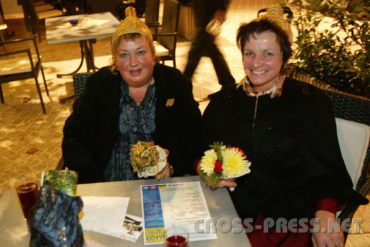 2008.09.27_22.39.25.JPG - Die Goldhauben-Frauen Regina Wieser und Leopoldine Berger.