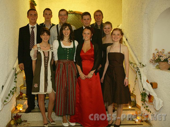2008.11.08_23.34.08.JPG - Ball der Katholischen Jugend in K�rnberg.  V.l.n.r.: Doris Buchner, Daniela Schmidbauer, Tanja Sch�nleithner, Carmen Brandner, Andrea Nollner; dahinter:  Andreas Gruber-Fellner, Anton Rudelstorfer, Mario Riener, Alexander Gruber-Fellner, Reinhard Brandner.