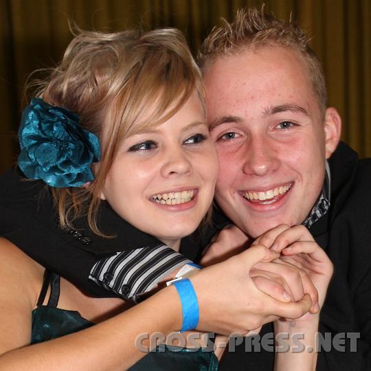 2009.09.26_21.04.49.jpg - Dolo und Jakob beim freundschaftlichen Ringen.