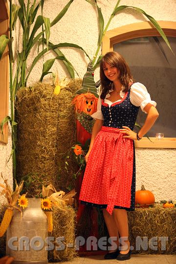 2009.09.26_21.10.35.jpg - Nicol Kronsteiner, eines der 35 aktiven Mitglieder der Volkstanzgruppe K�rnberg, �bt f�r den Landjugendkalender. :)