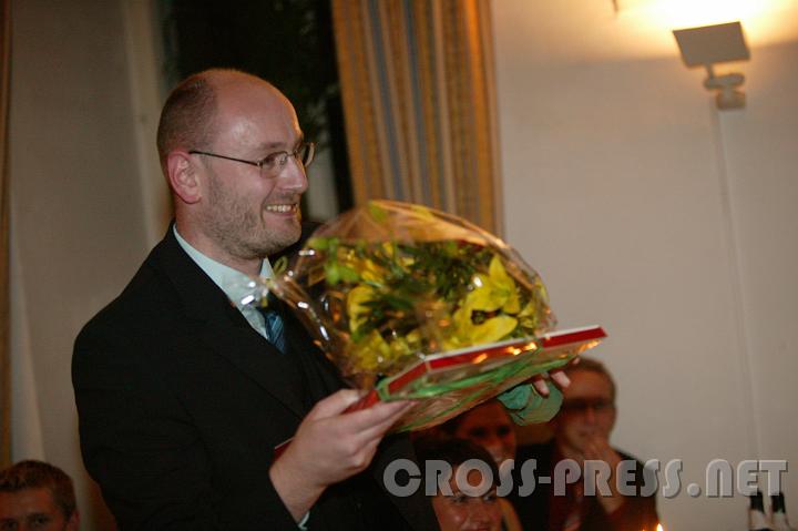 2007.09.22_20.51.16.JPG - Die bei der Ballorganisation mitwirkenden Lehrer bekamen kleine Dankgeschenke �berreicht.