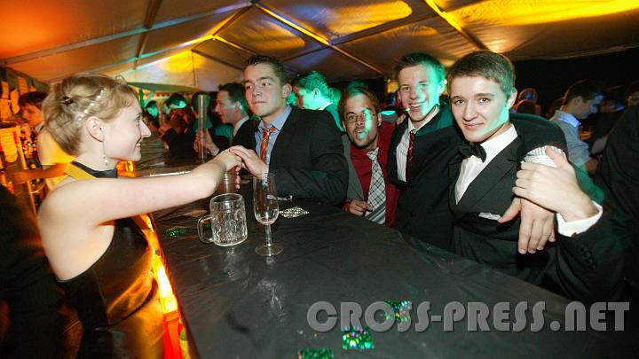 2007.09.22_23.47.11.JPG - 'Aftereightler' kamen wenig dazu, ihren Ball zu genie�en, denn sie waren �berall im Arbeitseinsatz.