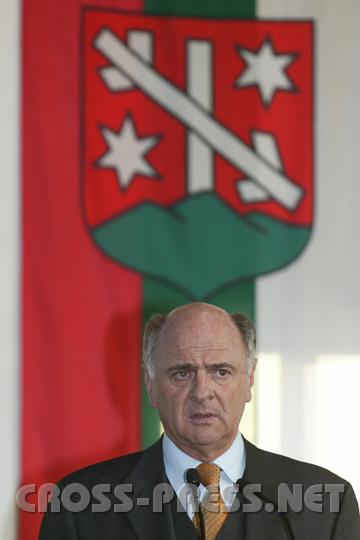 2008-02-20_16.13.47.JPG - LH Dr. Erwin Pr�ll unter dem Seitenstetner Gemeindewappen.