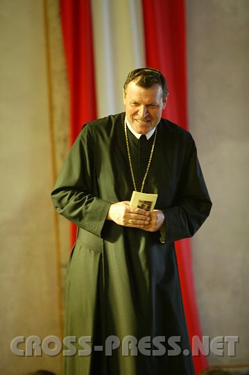 2008.06.13_17.43.41.JPG - Schulerhalter Abt Berthold Heigl begl�ckw�nschte und verabschiedete die Maturanten pers�nlich.