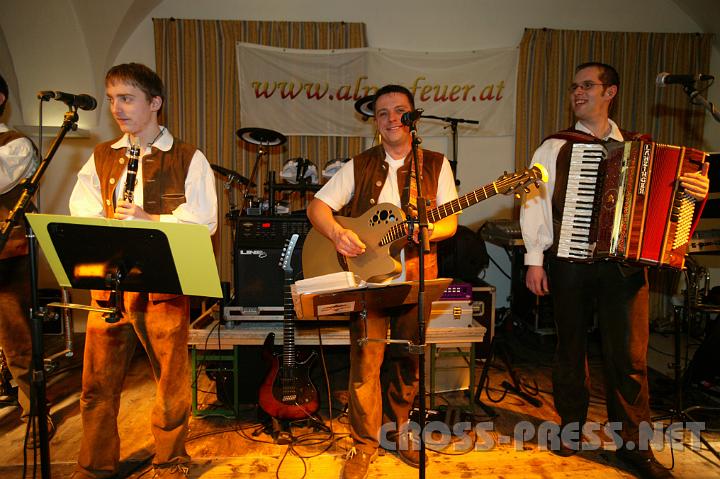 2009.02.07_20.36.47.jpg - Die Tanzband "Alpenfeuer" sorgte f�r Stimmung.