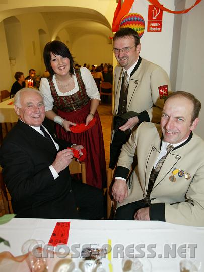 2009.02.07_21.20.18.jpg - Altbgm. Stefan Edermayer, Julia Gelbenegger, Kapellmeister Gerald Loibl und Obmann Karl Deisl mit den Tombola-Losen.