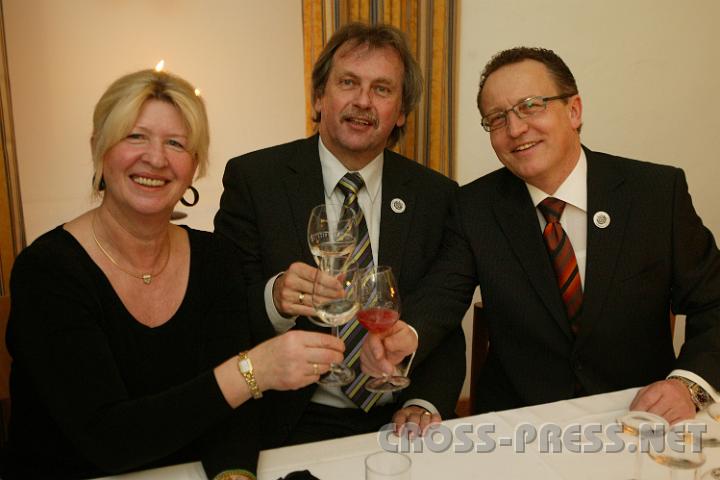 2009.02.07_21.24.01_01.jpg - Hermine und Vizebgm. OSR Otto Sagmeister mit GR Alois Schagerl stie�en auf den gelungenen Ballabend an.