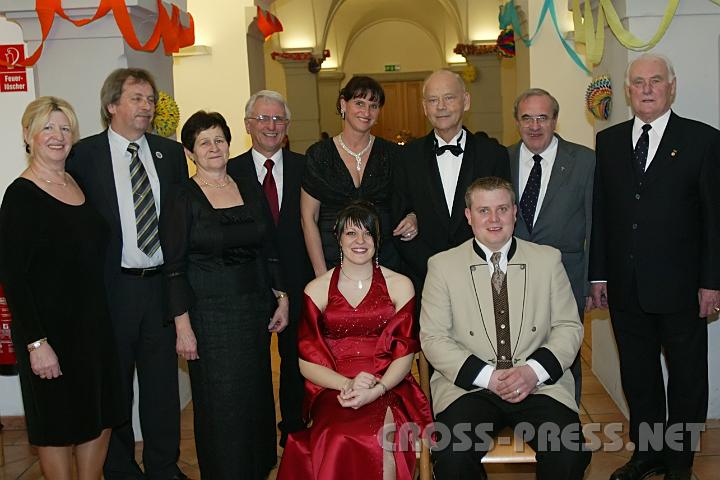 2009.02.07_21.32.39.jpg - Die Ehreng�ste Hermine und OSR Otto Sagmeister, Veronika und Franz Deinhofer, Renate Schlaffer, KR Peter Lisec, P. Michael Prinz, Altbgm. Stefan Edermayer mit Ballk�nigin und -k�nig Bettina Marquart und Johann Latzelsberger.