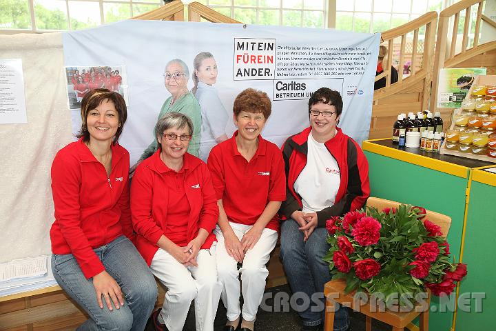 2009.05.16_10.44.45.jpg - Mit- und f�r-einander.  Mitarbeiterinnen der Sozialstation Urltal bei ihrem Stand (v.l.n.r.): Martina Farfeleder (Einsatzleiterin Caritas-Sozialstation Urltal), Elisabeth Kern, Gertrude Kern und Sabine Matzenberger.
