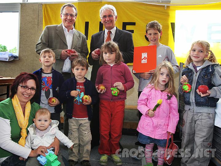 2009.05.16_11.20.09.jpg - Bei der Kinderbetreuung lernten die Kinder �ber gesunde Ern�hrung und konnten einen "g'sunden" Apfel basteln.   V.l.n.r. Organisator GGR Alois Schlager mit B�rgermeister Franz Deinhofer, vorne: Christine Kammerhofer vom N� Hilfswerk mit Mira, Lukas, Florian, Jana, Lara und Eva.
