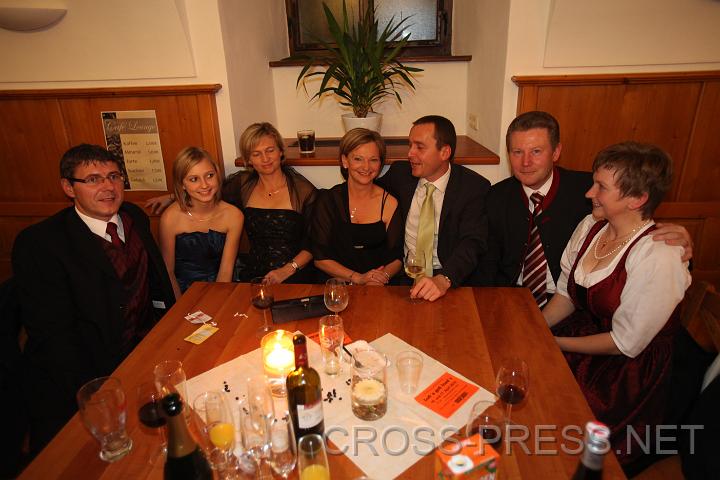2009.10.24_21.54.30.jpg - In der gem�tlichen Caf�-Lounge, v.l.n.r.: Anton, Marlene und Katharina Spreitz, Martina und Christoph Sperneder, Johann und Franziska Tremesberger.