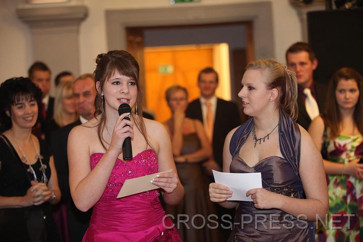 2009.10.24_20.51.00.jpg - Karin Strohmayr, Leiterin des Ballkomitees, und Jessica Hochp�chler, die sp�tere Ballk�nigin, moderierten die Ehrung der Lehrer der Matura- und Abschlussklassen.
