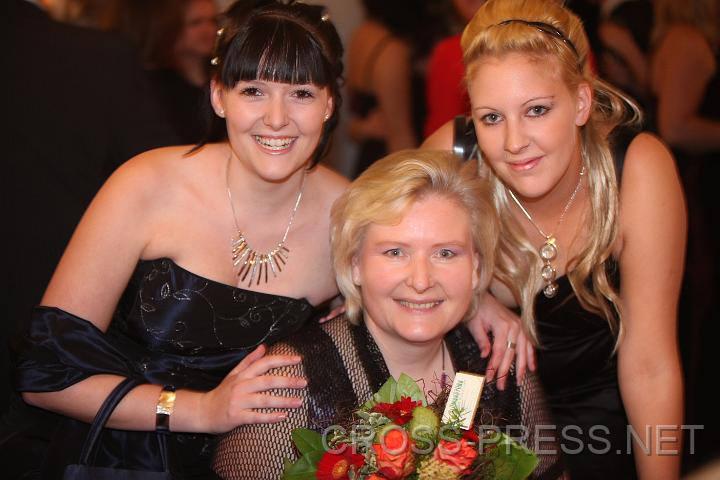 2009.10.24_21.06.00.jpg - Isabell und Nicole Sch�negger mit ihrem Klassenvorstand Dipl.P�d. Anita Hochp�chler.