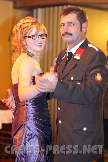 2009.11.14_21.23.25.jpg - Ballk�nigin Gudrun Str�u�l tanzt mit Egelbert Stixenberger.