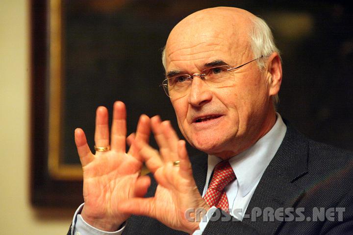 2009.11.16_19.15.34.jpg - Prof. Dr. Josef Grubner sprach als Vorsitzender des Katholischen Familienverbandes einf�hrende Worte zur Podiumsdiskussion.