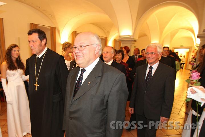 2011.09.24_20.39.53_01.jpg - Feierlicher Einzug angeführt von Abt Berthold Heigl, Dir. P.Petrus Pilsinger und Bgm. Franz Deinhofer.