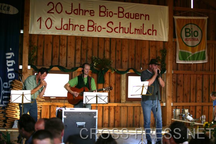 06.09.24_070 'Extrem Trio' der lokalen Jung-Biobauern, die mit ihren gesellschaftskritischen Texten und hochwertiger 'Alpen-Blues' Musik f�r viel Applaus sorgten.