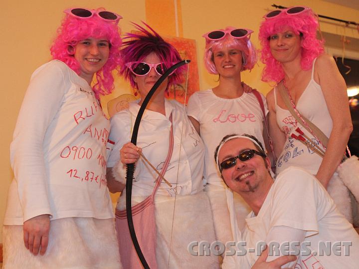 2009.02.14_22.32.36_01.jpg - "St.Michaeleramores" auf Herzensjagd: Marlene und Marianne Beneder, Edith Gassner, Margit Markart und Markus Fehringer.