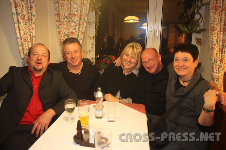 2009.10.17_22.43.08.jpg - Franz Hochwallner, Reinhold Wieser, Carmen M�ller, die extra aus Deutschland angereist war, Edi Kleinhagauer und Marion Wieser.
