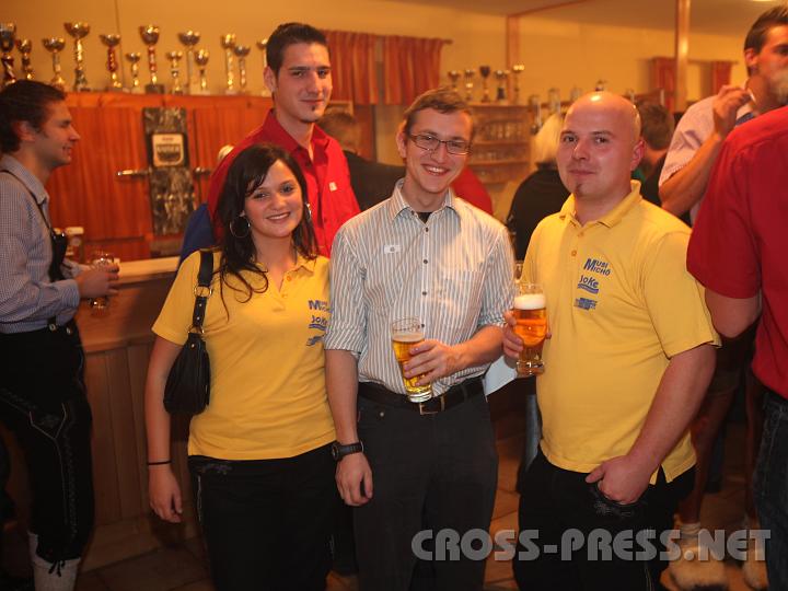 2009.10.17_22.38.22.jpg - Stefanie, Andi, Hubert und Fritz sind zum Teil auch im MV engagiert: die gelben Poloshirts mit dem Aufdruck "Musi Mich�" und hinten: "Sp� wos g'scheits" bezeugen es...