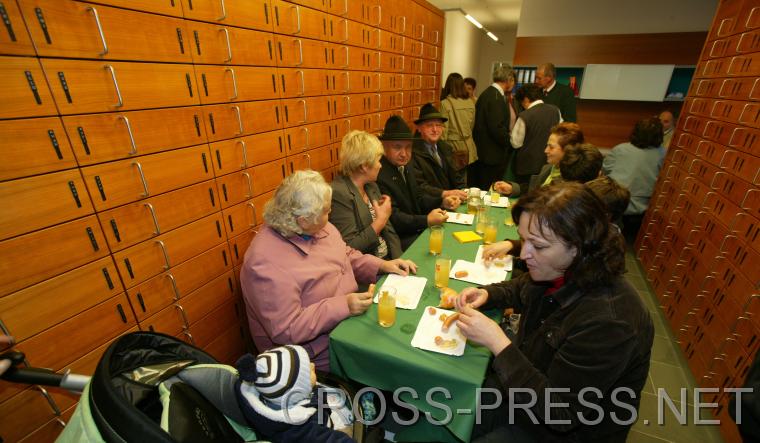 06.10.29_008 Vor Regen fliehenden Besuchern gew�hrten die Betreiberinnen  Zuflucht zwischen Medikamentenk�sten.