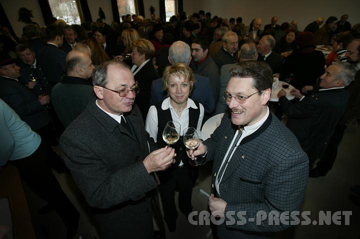 2007-12-30_10.37.52.JPG - Jubilar Anton Schuh lud nach der Fr�hmesse am 30.12.2007 zu einer "Geburtstags-Agape" ins Pfarrhaus ein.   Alle Anwesenden sto�en mit dem Pfarrer an mit einem edlen Tropfen aus Langenlois, seinem letzten "Pfarr-Posten".  Im Bild mit HS Lehrerin Martina Lehner und HS Direktor Erich Greiner.