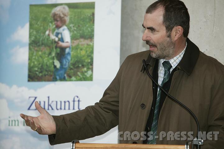 2008-02-23_11.48.12.JPG - "Eher fr�her als sp�ter betr�gt der Preis pro Fass Erd�l 200$.   So  tun wir gut f�r unsere Zukunft, wenn wir in moderne erneuerbare Energie inverstieren.   Damit schaffen wir zig-tausende Arbeitspl�tze, unterst�tzen unsere Bauern, und die Wertsch�pfung bleibt im Land", so LR Dipl. Ing. Josef Plank.