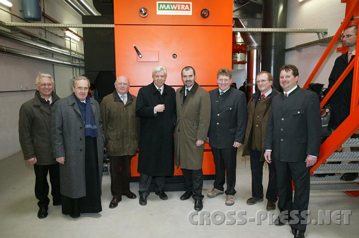 2008-02-23_12.18.05.JPG - Beim Heizkessel w�rmen sich v.l.n.r.: Seitenstettner Bgm. Franz Deinhofer, Seitenstettner Pfarrer P. Michael Prinz, NR Karl Donabauer, St.Peterer Bgm. Mag. Johann Heuras, LR Dipl. Ing. Josef Plank, St.Peterer Ortsvorsteher Hermann Stockinger, Kammervorsitzender Leopold Buchberger, Genossenschaftsobmann Johann Krendl.