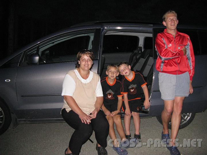 2008.06.20_22.23.28.JPG - Familie H�fler mit Sebastian und Fabian kamen von Weistrach nach St.Peter, um sich das Perterlfeuer samt Feuerwerk anzuschauen.