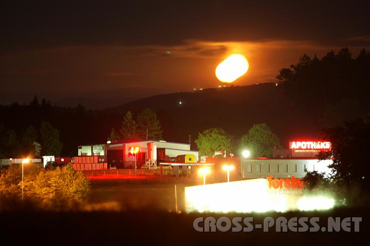 2008.06.20_23.04.50.JPG - Hinter dem St.Peterer Industrieviertel h�pft der Mond auf.  ;)