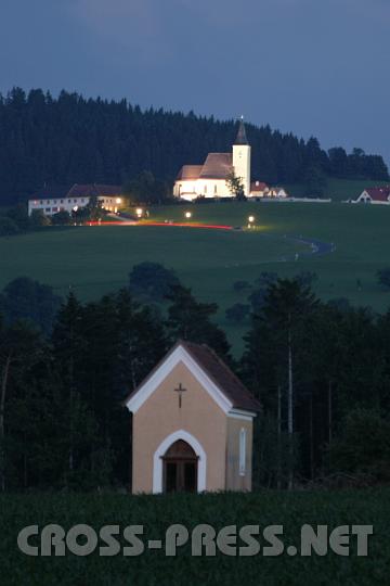 2008.06.20_21.57.23_02.JPG - Das Restlicht des (zweit) l�ngsten Tages des Jahres leuchtet die Mostviertler Landschaft aus.   �ber der Mayr-Kapelle wacht die St.Michael-Kirche.
