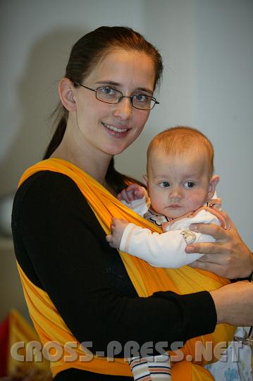 2008.09.27_12.16.40.JPG - Physiotherapeutin Kathi Tanzer mit S�hnchen Jonas.