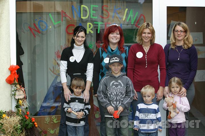 2008.09.27_13.46.47.JPG - v.l.n.r.: Maderthaner Manuela mit Niki Kaindl, Silvia Schuller mit Philipp Holzer, Silvia Hengst mit Tobias Kaindl und Martina Rosenfellner mit Tochter Helene vor dem neuen Zubau des provisorischen Kindergartens f�r die Zweieinhalbj�hrigen.