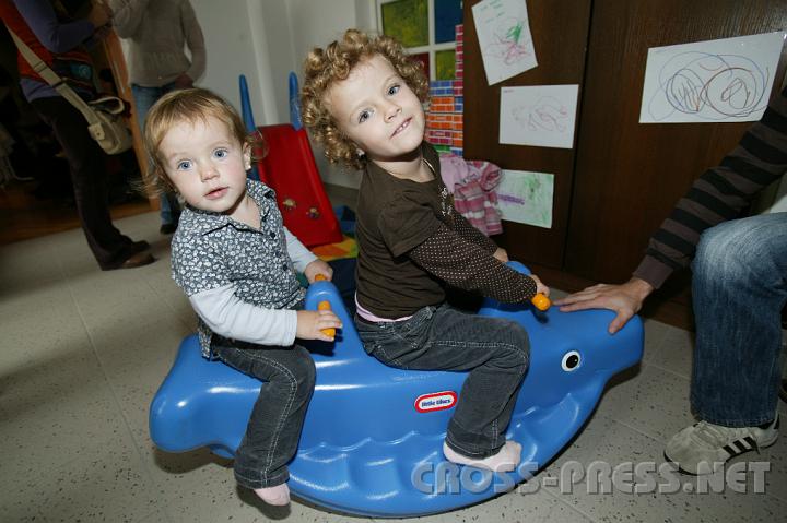 2008.09.27_14.20.17.JPG - Anna und Lara genie�en das gemeinsame Schaukeln.