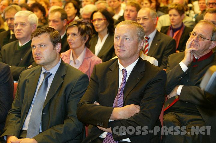 2008.11.08_11.36.12.JPG - Unter den Festg�sten, v.l.n.r.: LAbg. Andreas Pum, Bezirkshauptmann Hansheinz Lenze, Pfarrer Anton Schuh