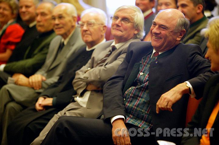2008.11.08_11.40.47.JPG - Landeshauptmann Dr. Erwin Pr�ll am�siert sich �ber die Festrede des "Schlossherrn", Mag. Johann Heuras.