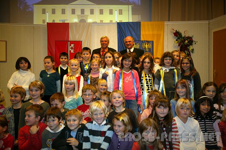 2008.11.08_12.27.46.JPG - B�rgermeister Johann Heuras und "Neub�rger" LH Erwin Pr�ll mit dem Kinderchor der VS St.Peter/Au.