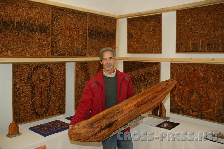 2008.11.30_12.59.46.JPG - Josef Aspalter mit seiner Skulptur "Lebensschiff" aus Rosenholz.