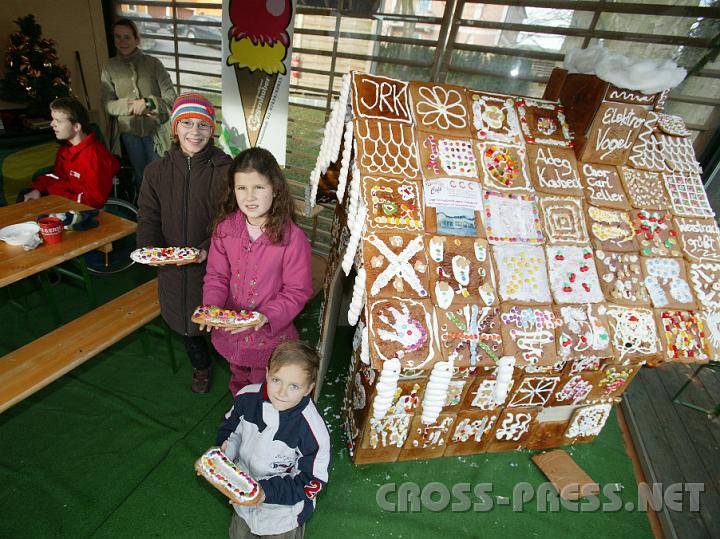 2008.11.30_14.59.35.JPG - Im Pavillon des Schlossgartens konnten die Kinder selbst Lebkuchen verzieren und anschlie�end verzehren.  Auch das riesige Knusperh�uschen, das die B�ckerei "Gegenhuber" aus 50 kg Lebkuchenteig gebacken hat, durften die Kinder am Schluss vernaschen.