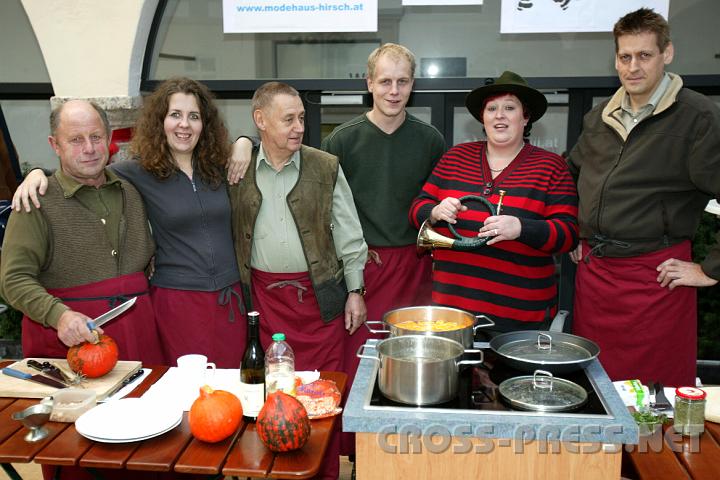 2008.10.18_16.06.15.JPG - "St.Peter kocht und isst gesund", hier die Mostvierler K�rbissuppe.  Kochshow mit Vertretern der J�gerschaft.  V.l.n.r.: Bert Mayr, Julia Engelke, Josef Leeb, Richard Kriffter, Moderatorin Ingrid Kaubeck und Christian Leeb.