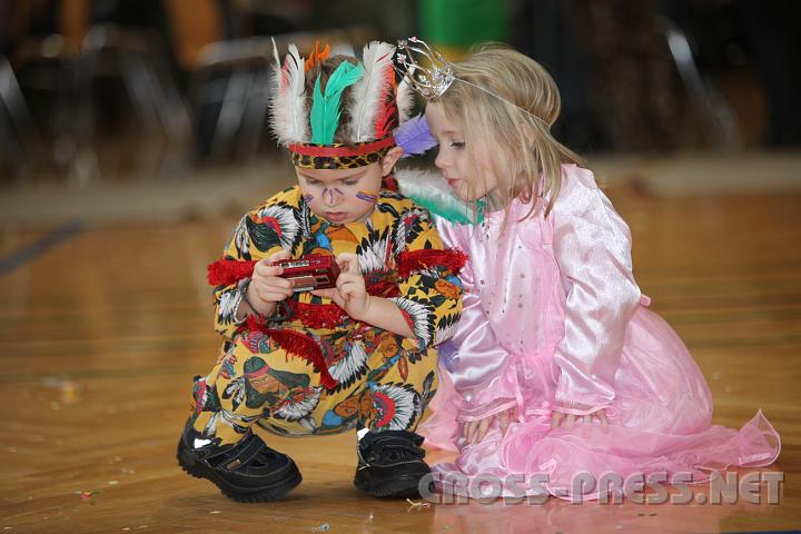 2009.02.22_15.17.50.jpg - "Prinzessin" Leonie schaut neugirieg, wie ihre Fotos, von "Indianer" Sascha geworden sind.