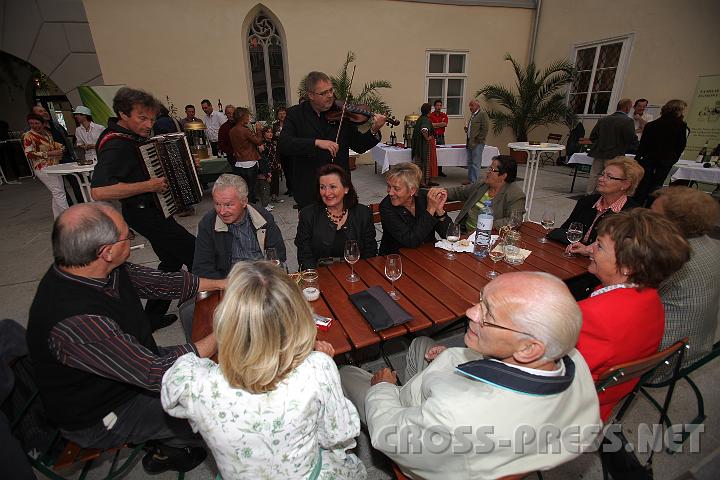 2009.06.12_19.00.10.jpg - Auch der St.Peterer Altpfarrer Alois Sallinger (2. vorne) ist ein geselliger Mitb�rger.