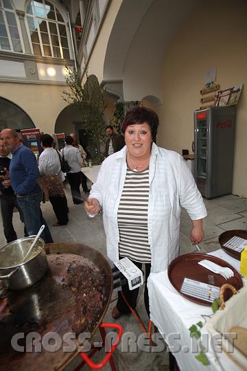 2009.06.12_19.55.53.jpg - Weltweit werden unz�hlige arme Paparazzis verpr�gelt in Aus�bung ihrer schweren Arbeit, aber mit Sicherheit ist noch keiner mit einer Blunzen-Schaufel bedroht worden.  ;(