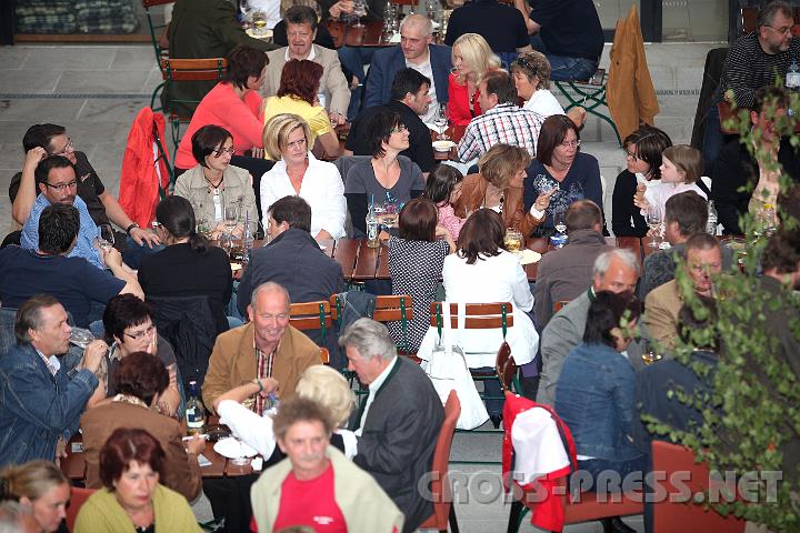 2009.06.12_20.02.53.jpg - Weinheurigen-Atmosph�re inmitten des Mostviertels.  ;)