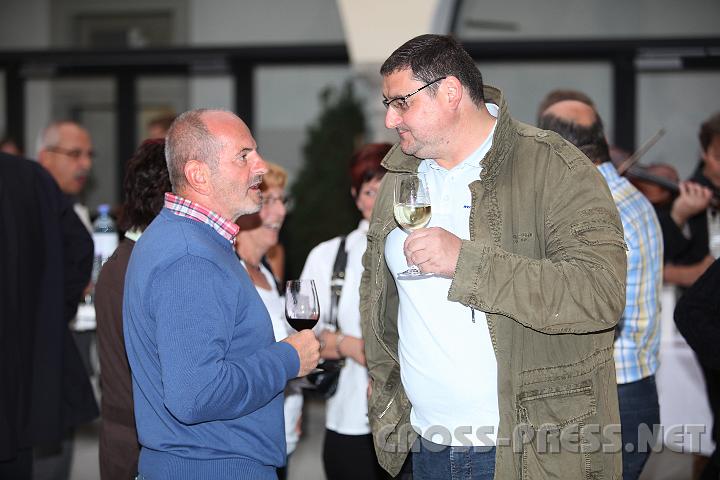 2009.06.12_20.12.48.jpg - Aha, jetzt schwappt die richtige Fl��igkeit in Herrn Pimperls Glas.  ;)