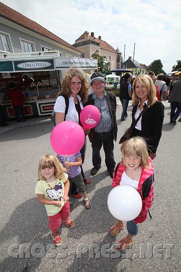 2009.06.21_11.01.53.jpg - Im Aftrag der N�N fotografiert: Anna, Sabine und Melanie mit Mama Barbara Schachermayer sowie Alois und Ulrike Hei�.
