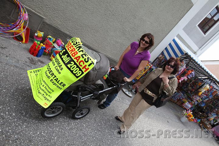 2009.06.21_12.05.03.jpg - ... entpuppt sich als Kinderwagen.  :)