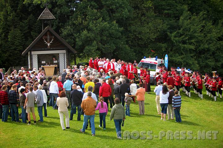 2009.07.19_15.29.36.jpg - An die 250 Menschen, eine Landtagsabgeordnete und sechs B�rgermeister kamen zur feierlichen Segnung der neuen Einsatzfahrzeuge.